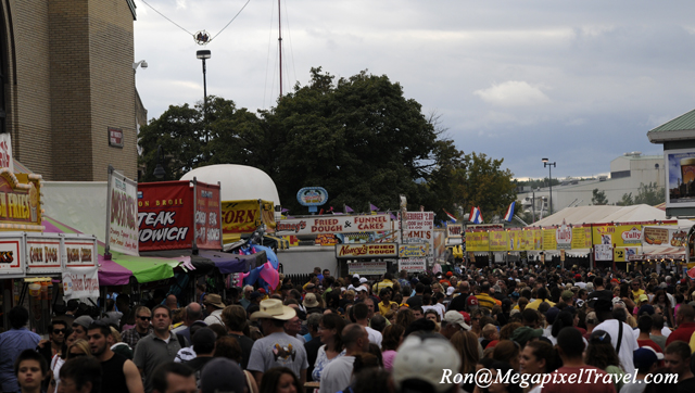 _RON4432-crowd